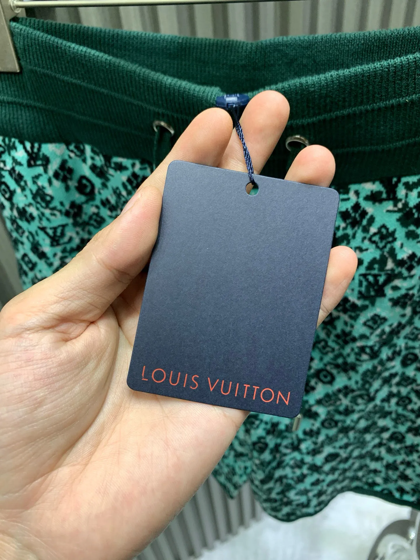 🅿️240 🀄️ Louis Vuitton Louis Vuitton 25FW early spring and summer new knitted shorts with complex embroidery patterns. Customized green ink sfumato effect fabric. Embellished with classic monogram embroidery all over. Elastic waistband design. Black lining design on the inside. Normal cut version. Same style for men and women.